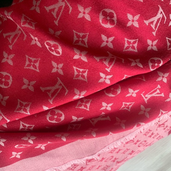 SOLD Authentic Louis Vuitton Shall - Picture 11 of 13